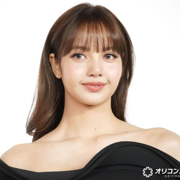 Foto Populer Penuh Cinta untuk Lisa (BLACKPINK)