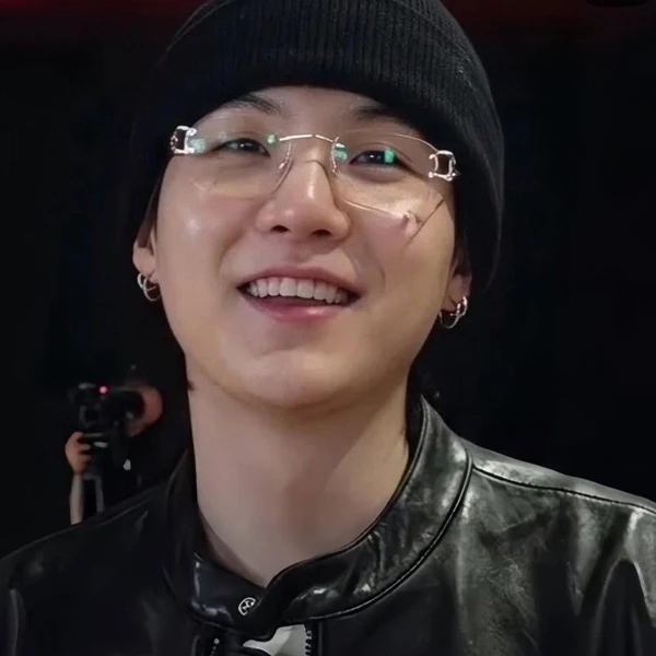 充满粉丝爱意的SUGA (防弹少年团)人气照片