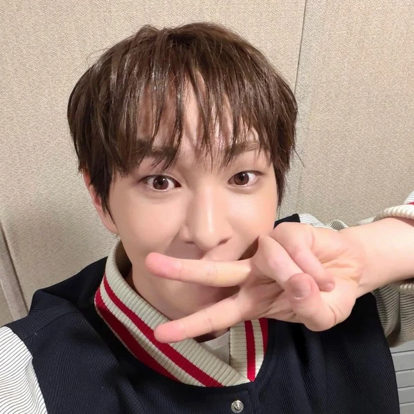 Popular profile image of Onew (SHINee) selected by votes