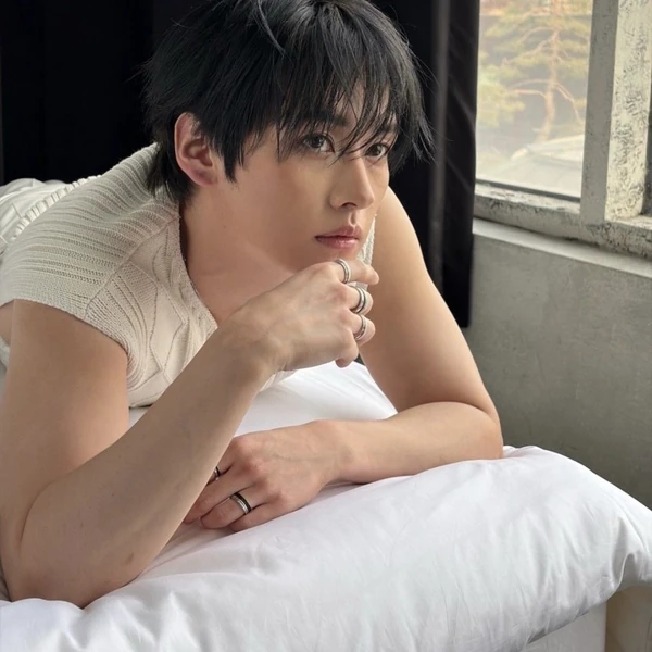 今天最受喜爱的Lee Know (Stray Kids)