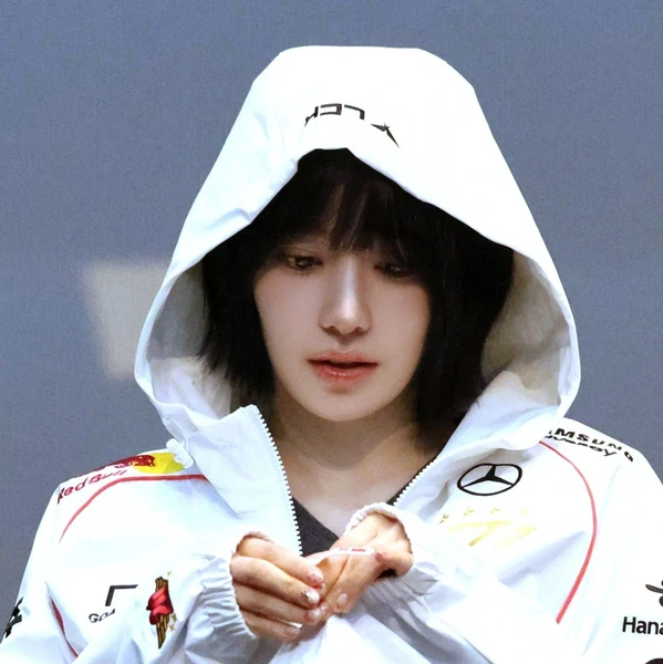 Signature photo of Sakura (LE SSERAFIM) capturing their charm