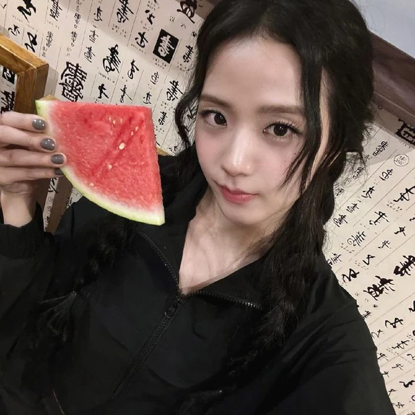 Penampilan Jisoo (BLACKPINK) yang Paling Dicintai Hari Ini