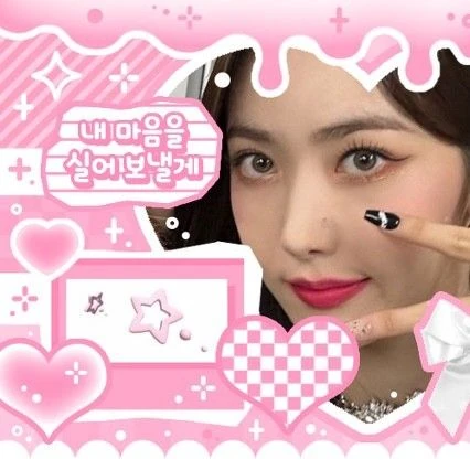 Signature photo of VIVIZ capturing their charm