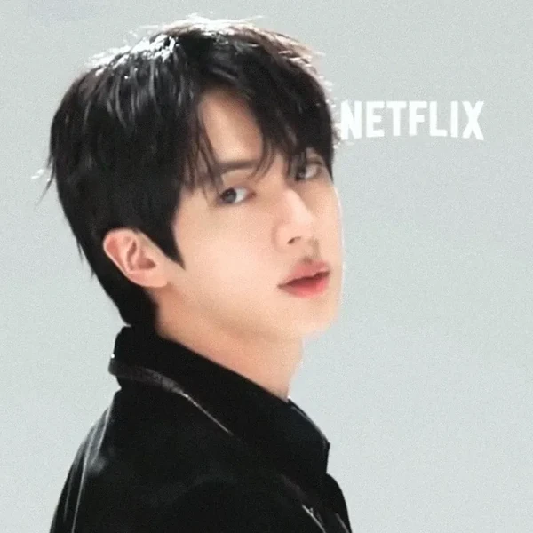 오늘 가장 사랑받은 진 (방탄소년단)의 모습