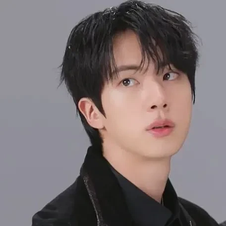 오늘 가장 사랑받은 진 (방탄소년단)의 모습