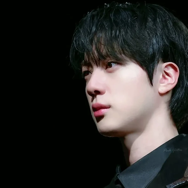 오늘 가장 사랑받은 진 (방탄소년단)의 모습