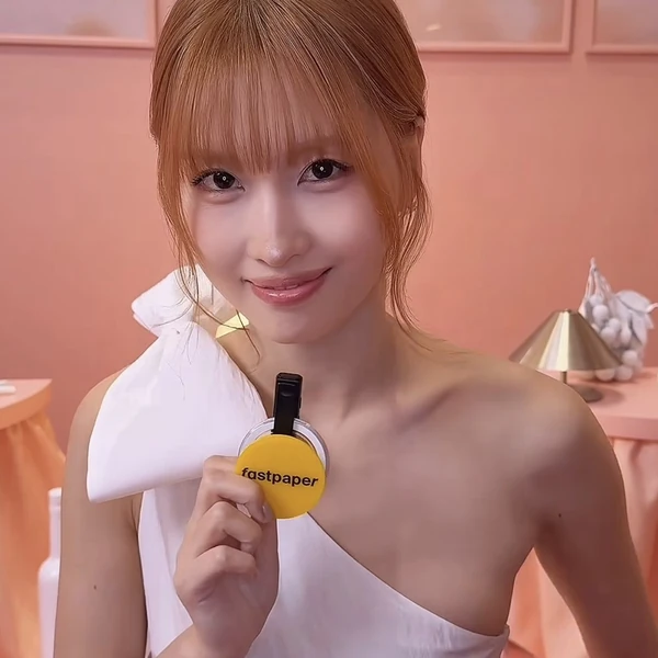 Foto Populer Penuh Cinta untuk Momo (TWICE)