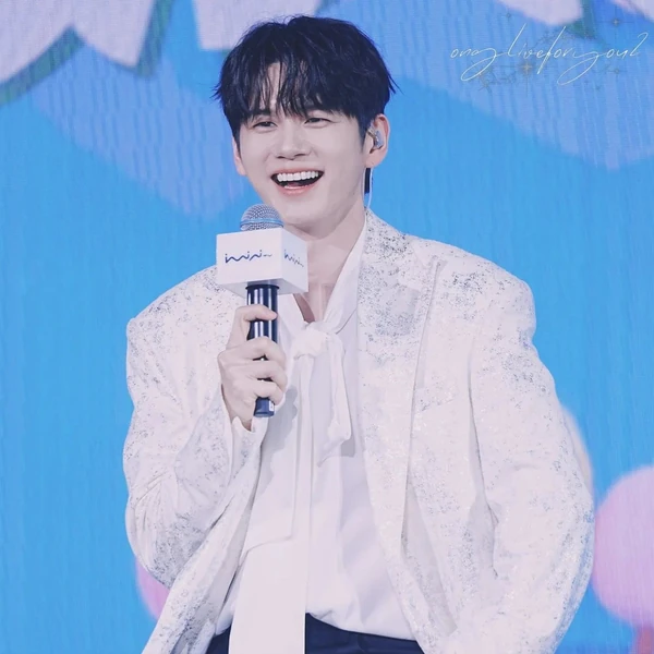 充满粉丝爱意的邕圣祐人气照片