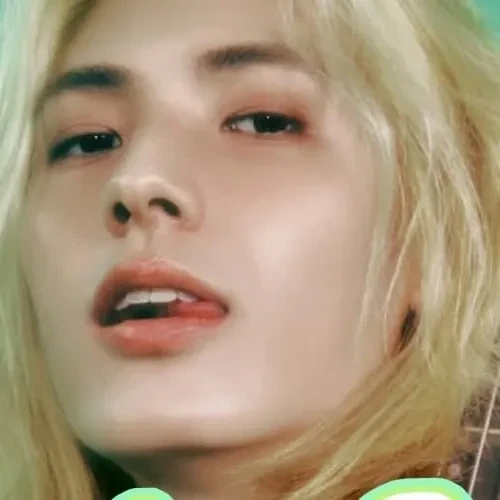 充满粉丝爱意的周演 (Xdinary Heroes)人气照片