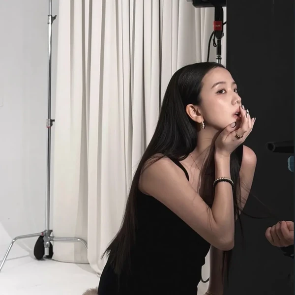 Penampilan Jisoo (BLACKPINK) yang Paling Dicintai Hari Ini