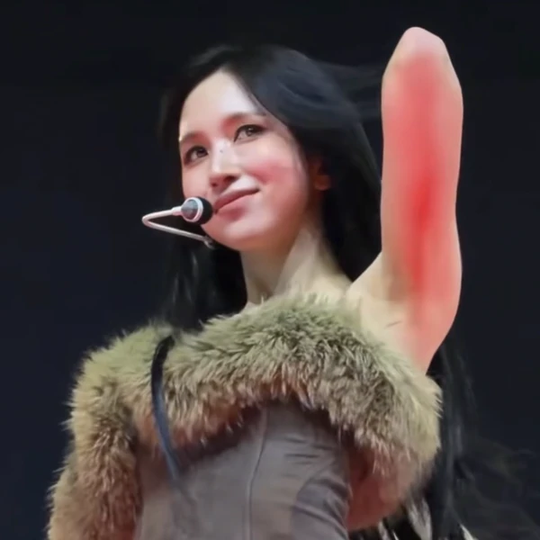 Foto Populer Penuh Cinta untuk Mina (TWICE)