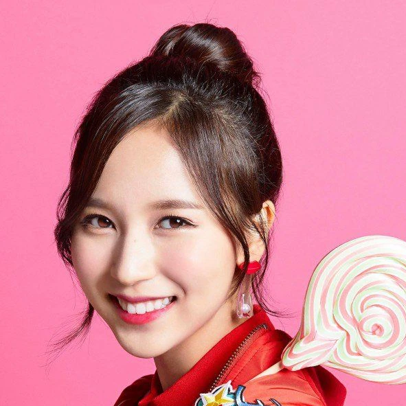 Foto Populer Penuh Cinta untuk Mina (TWICE)