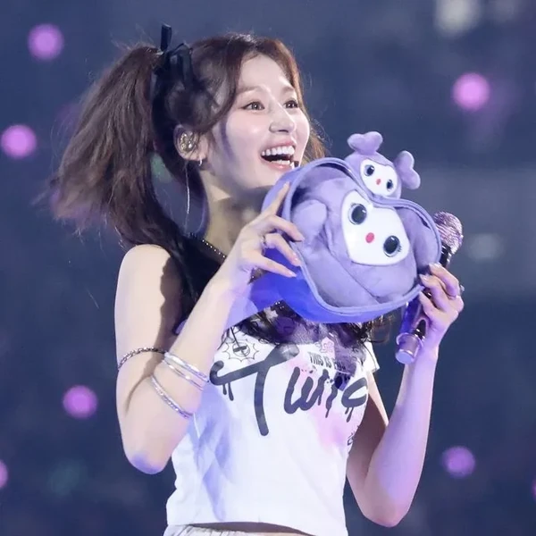 Foto Populer Penuh Cinta untuk Sana (TWICE)