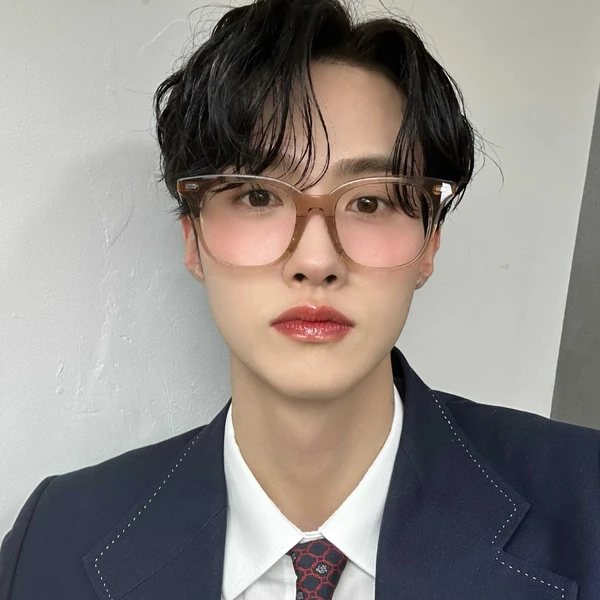 Today's Most Loved Yeoone (PENTAGON)