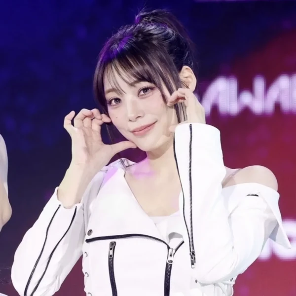 Today's Most Loved Siyeon (QWER)