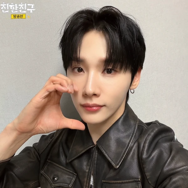 Penampilan Jeon Woong (AB6IX) yang Paling Dicintai Hari Ini