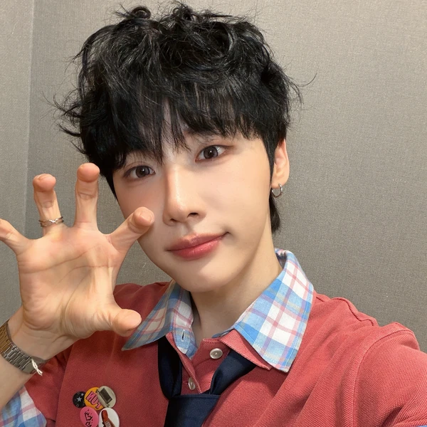 Penampilan Jeon Woong (AB6IX) yang Paling Dicintai Hari Ini