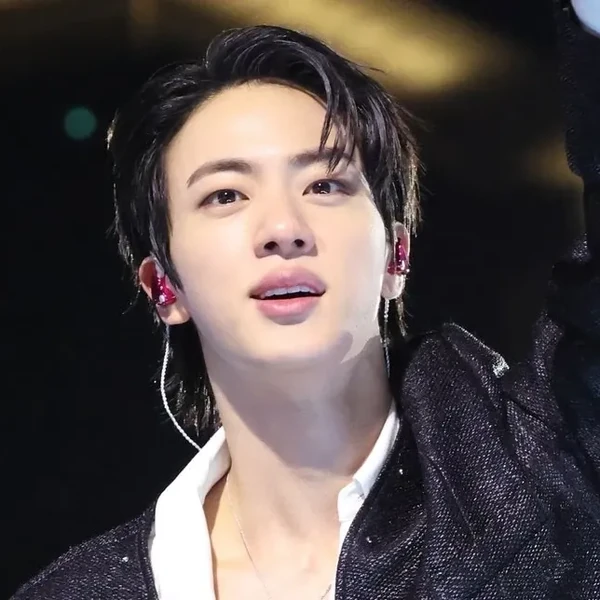 오늘 가장 사랑받은 진 (방탄소년단)의 모습