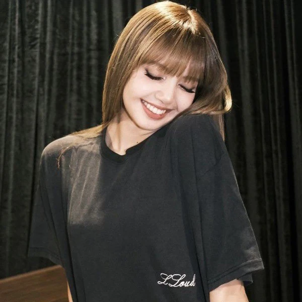 Penampilan Lisa (BLACKPINK) yang Paling Dicintai Hari Ini