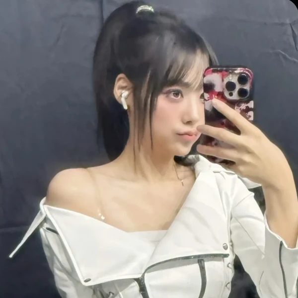 Signature photo of 始燕 (QWER) capturing their charm