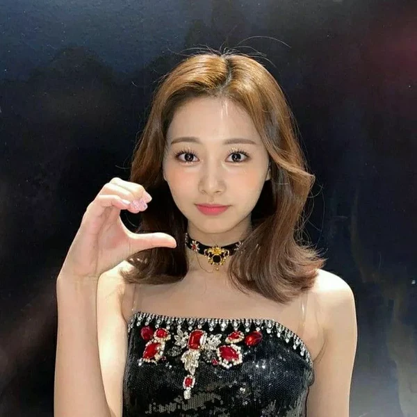 Foto Populer Penuh Cinta untuk Tzuyu (TWICE)
