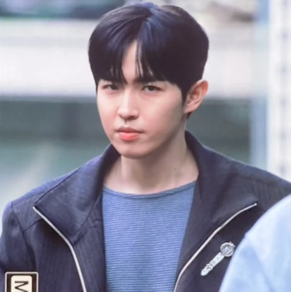 김재환의 매력을 담은 최애돌 대표 사진