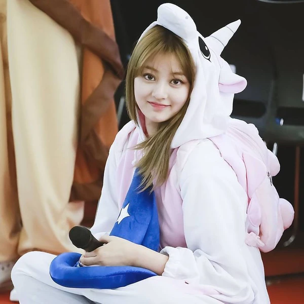 오늘 가장 사랑받은 지효 (TWICE)의 모습