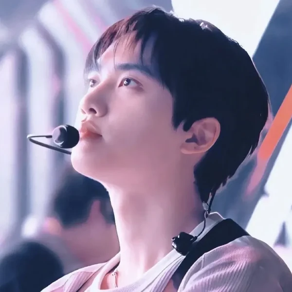 오늘 가장 사랑받은 디오 (EXO)의 모습