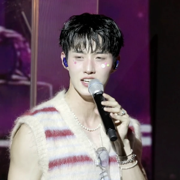 Today's Most Loved Yeoone (PENTAGON)