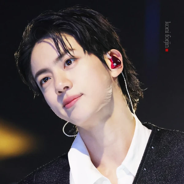 오늘 가장 사랑받은 진 (방탄소년단)의 모습