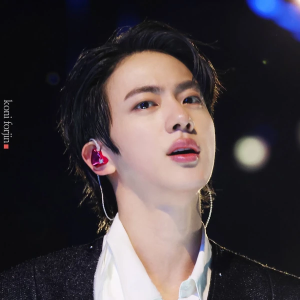 오늘 가장 사랑받은 진 (방탄소년단)의 모습