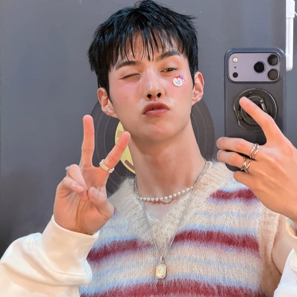 Today's Most Loved Yeoone (PENTAGON)