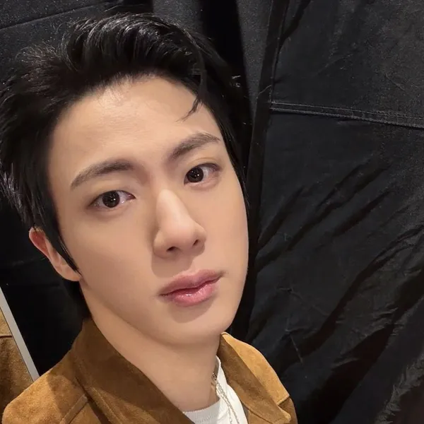 Foto Populer Penuh Cinta untuk Jin (BTS)