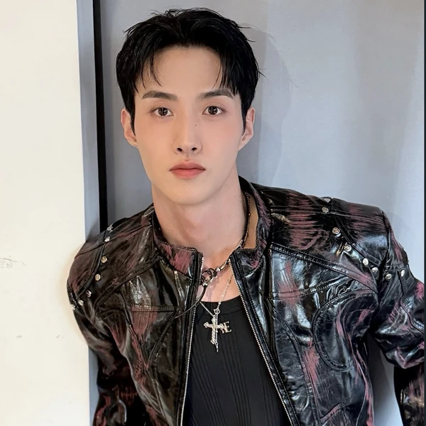 Today's Most Loved Yeoone (PENTAGON)