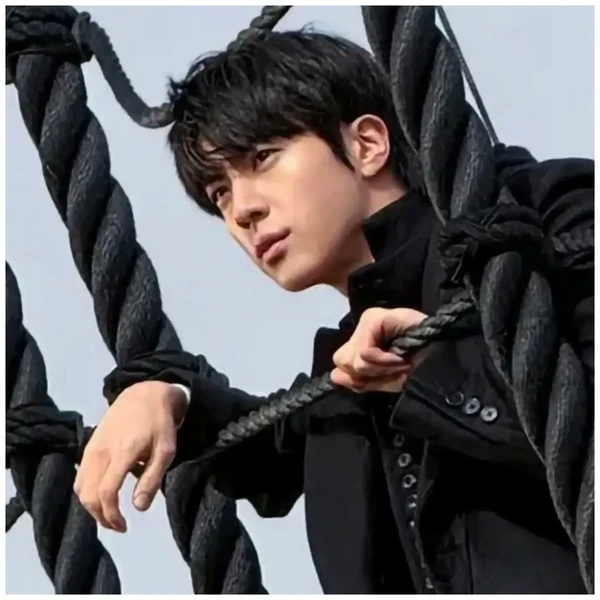 오늘 가장 사랑받은 진 (방탄소년단)의 모습