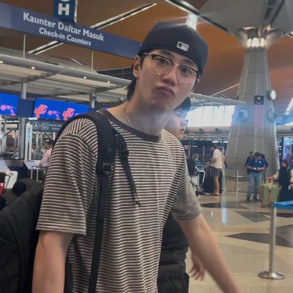 Signature photo of 李濬榮 capturing their charm