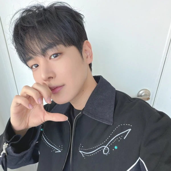 充满粉丝爱意的崔秉灿人气照片