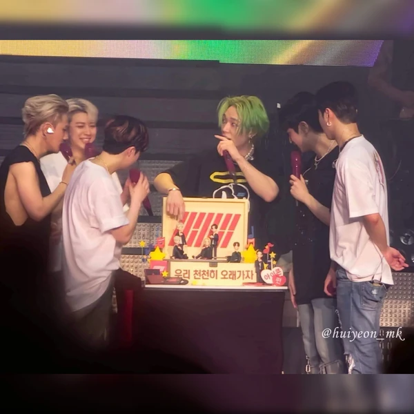 Top Photo Full of iKON Love