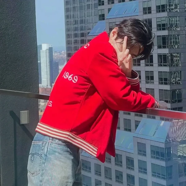 오늘 가장 사랑받은 뷔 (방탄소년단)의 모습