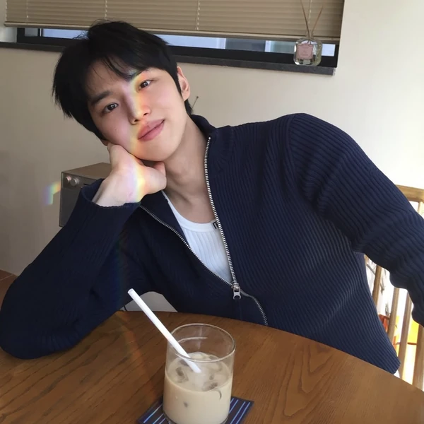 오늘 가장 사랑받은 홍석 (펜타곤)의 모습