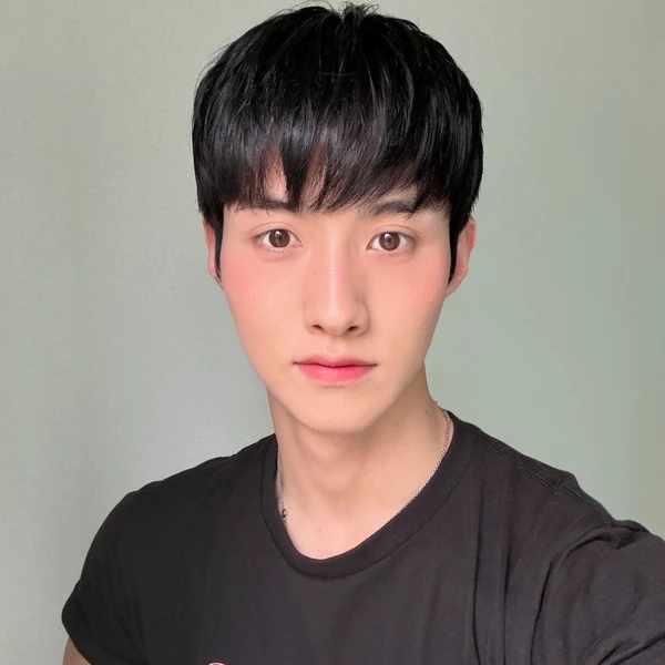 Today's Most Loved Yeoone (PENTAGON)