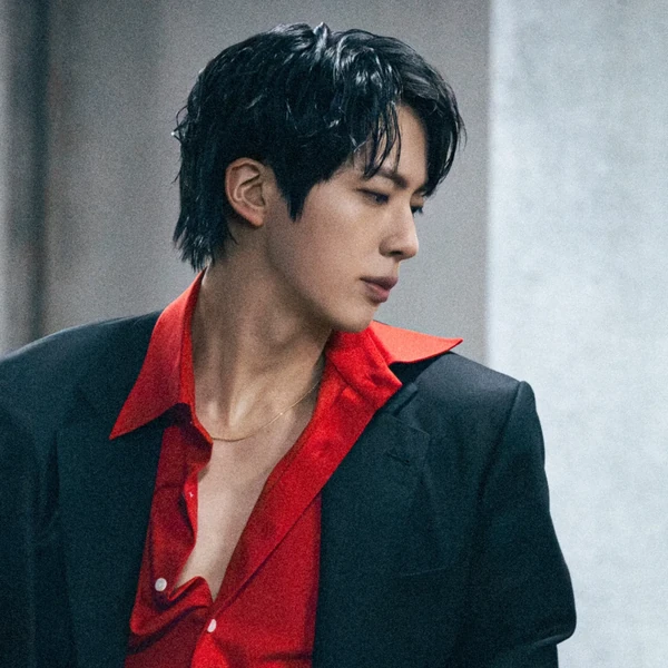 오늘 가장 사랑받은 진 (방탄소년단)의 모습