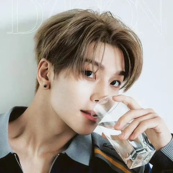 Signature photo of He Xinlong (ALPHA DRIVE ONE) capturing their charm