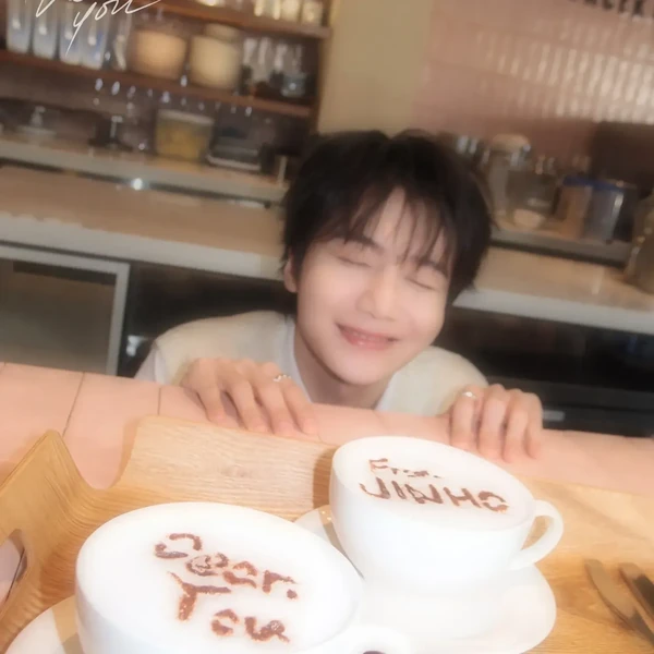 Signature photo of 珍虎 (PENTAGON) capturing their charm