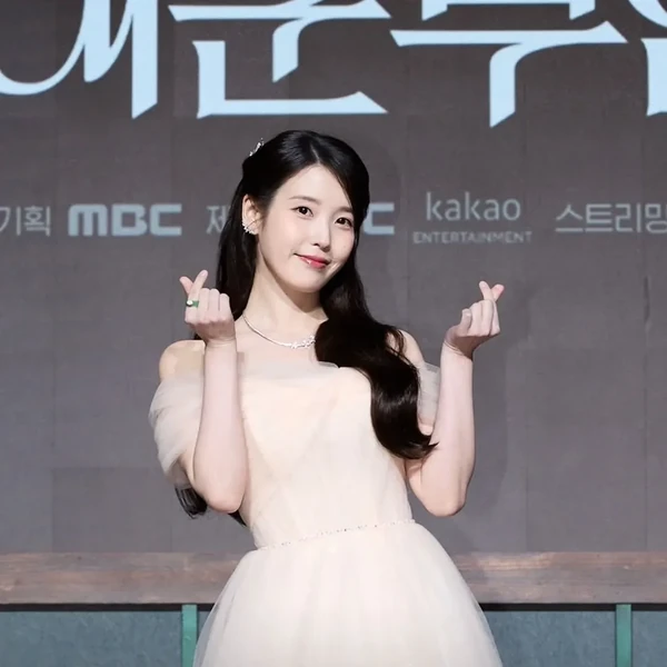 Foto Populer Penuh Cinta untuk IU