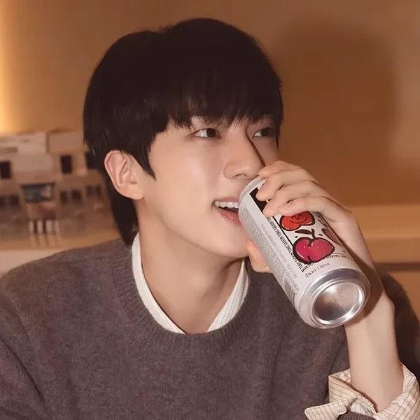 오늘 가장 사랑받은 진 (방탄소년단)의 모습