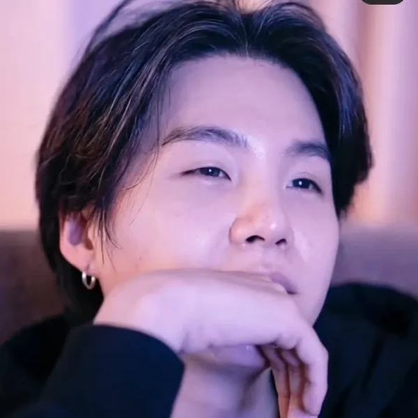 Penampilan SUGA (BTS) yang Paling Dicintai Hari Ini