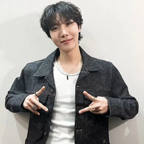Penampilan j-hope (BTS) yang Paling Dicintai Hari Ini