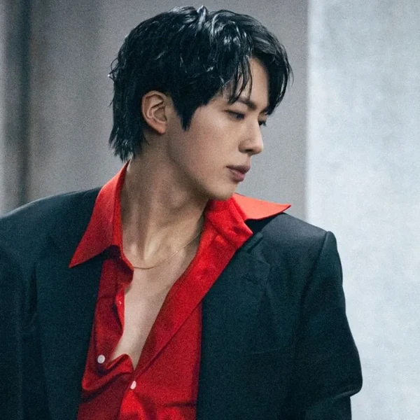 오늘 가장 사랑받은 진 (방탄소년단)의 모습