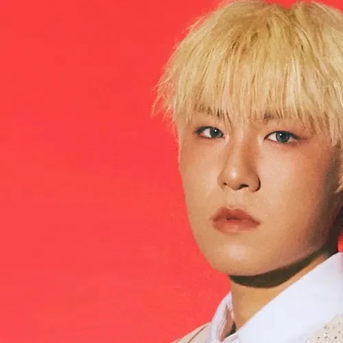 Signature photo of Park Woojin (AB6IX) capturing their charm